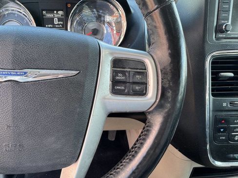 Used 2015 Chrysler Town & Country Touring w/ Driver Convenience Group image 18