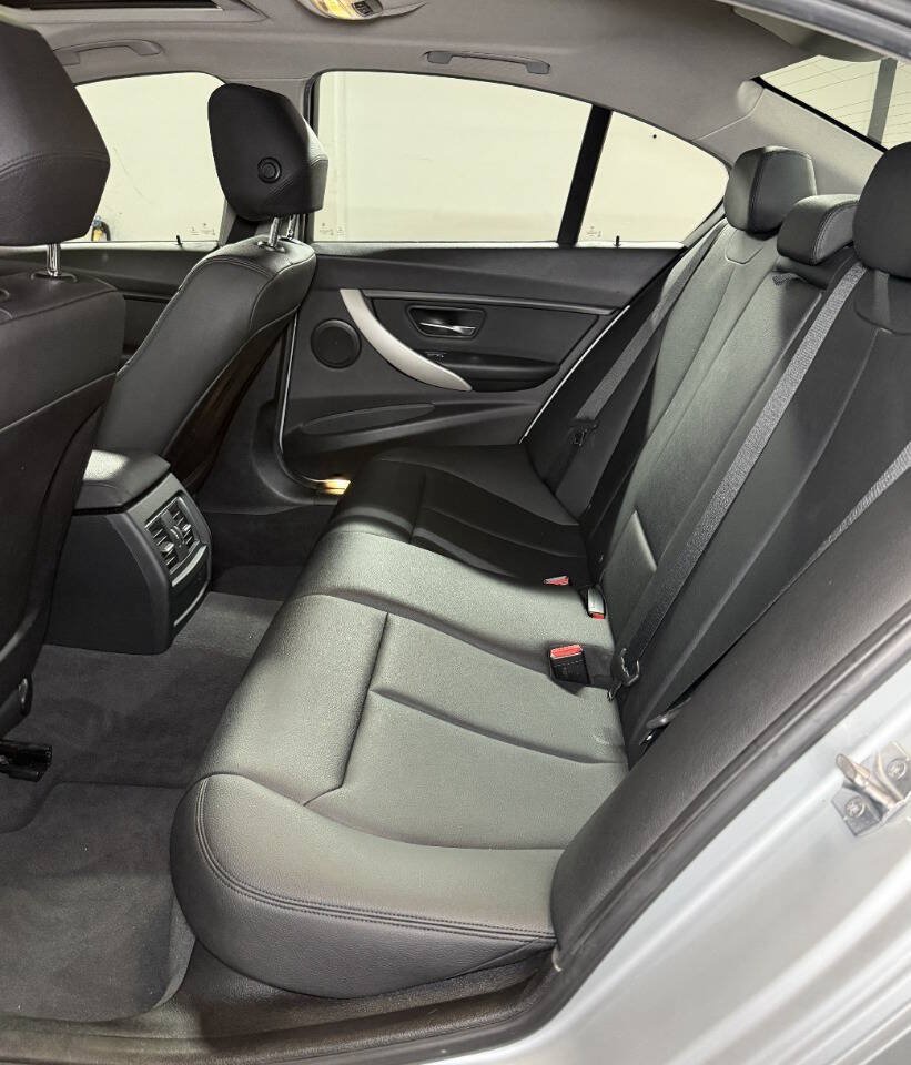 Used 2017 BMW 320i Sedan RWD image 18