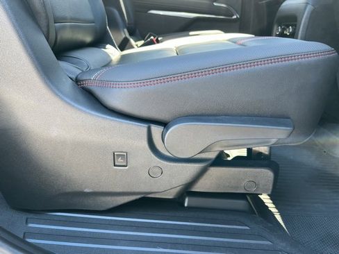 Used 2025 Chevrolet Traverse RS image 31