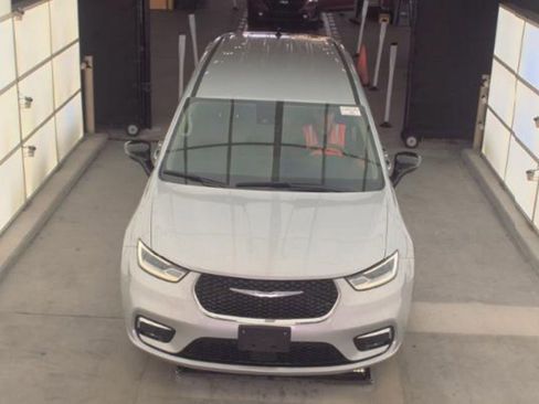 Used 2024 Chrysler Pacifica Touring-L FWD image 3