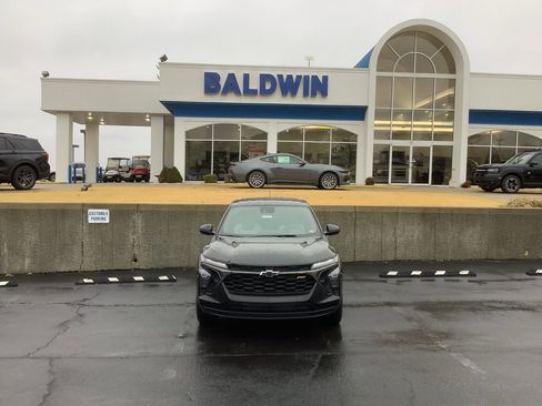 Used 2024 Chevrolet Trax RS w/ Driver Confidence Package image 2