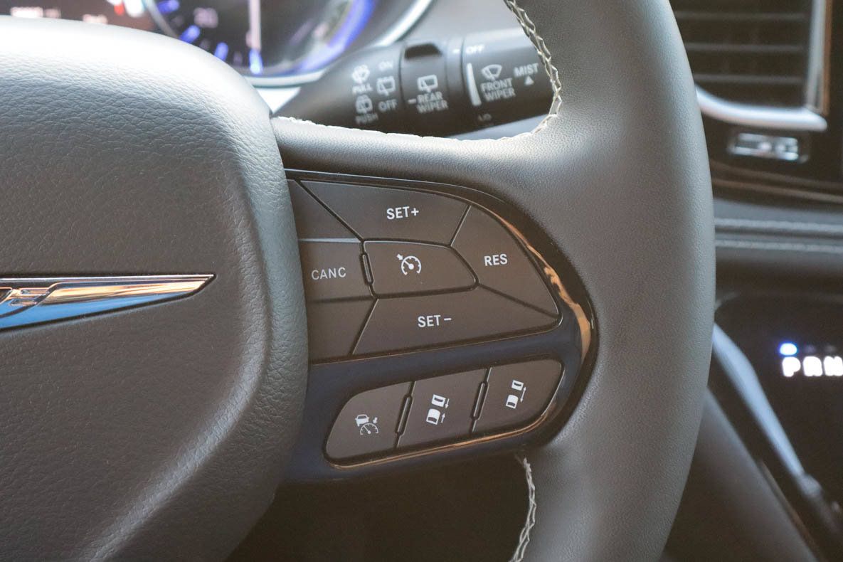 Used 2025 Chrysler Pacifica Limited FWD image 31