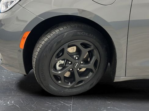 Used 2023 Chrysler Pacifica Limited w/ S Appearance Package FWD image 30