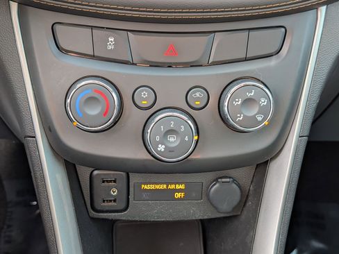 Used 2022 Chevrolet Trax LT w/ LT Convenience Package AWD/4WD image 20