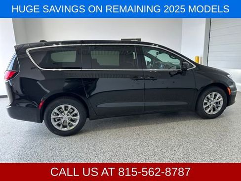 New 2025 Chrysler Pacifica Select AWD/4WD image 28