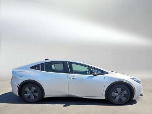 Used 2026 Toyota Prius Plug-In Hybrid FWD image 6