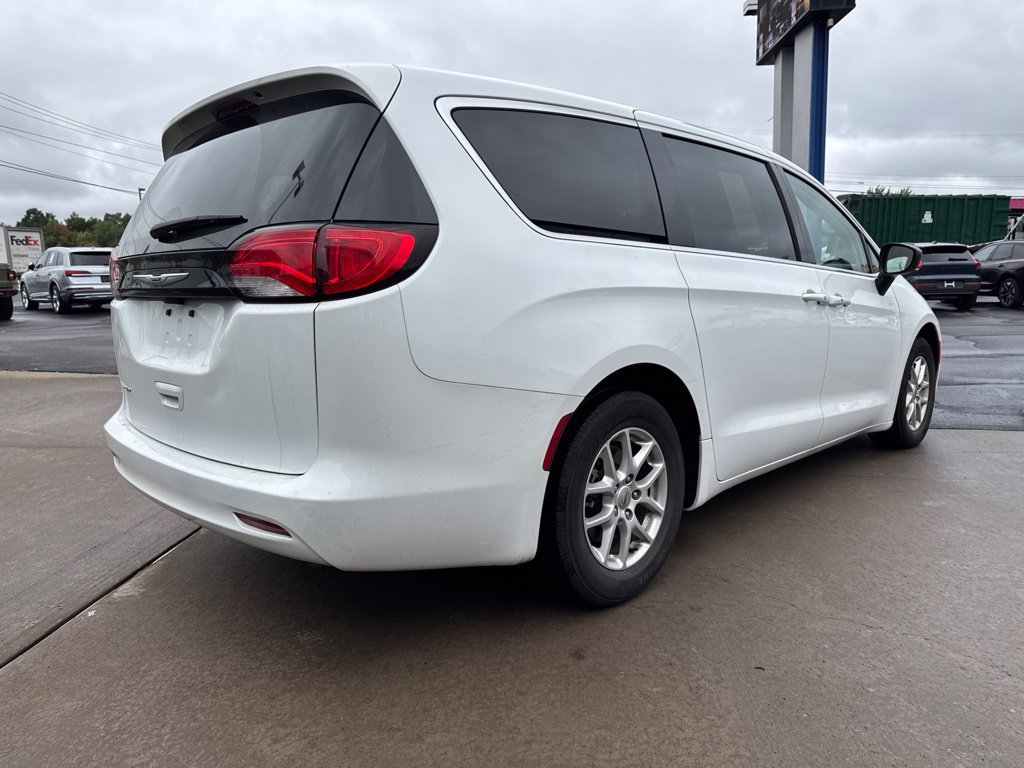 Used 2024 Chrysler Voyager LX FWD image 5