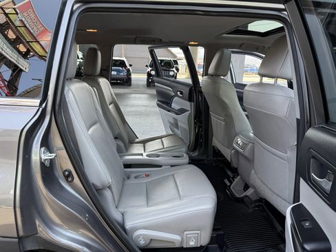 Used 2018 Toyota Highlander Limited image 21