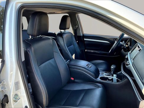 Used 2019 Toyota Highlander XLE AWD/4WD image 30