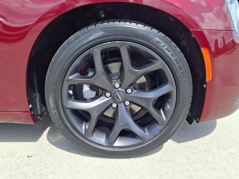 Used 2023 Chrysler 300 Touring w/ Sport Appearance Package image 7