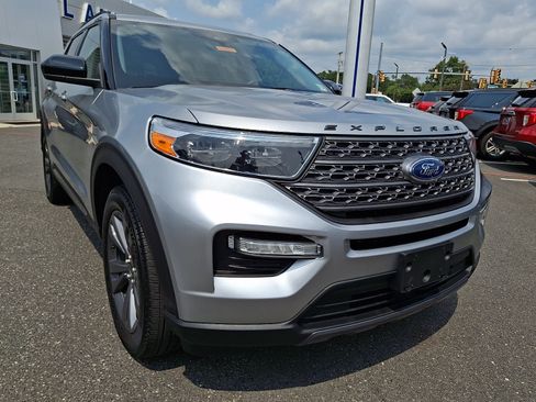 Certified 2023 Ford Explorer XLT w/ Equipment Group 202A AWD/4WD image 2