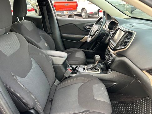 Used 2017 Jeep Cherokee Latitude w/ Comfort/Convenience Group image 38