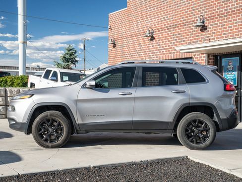 Used 2018 Jeep Cherokee Latitude Plus w/ Comfort/Convenience Group AWD/4WD image 3