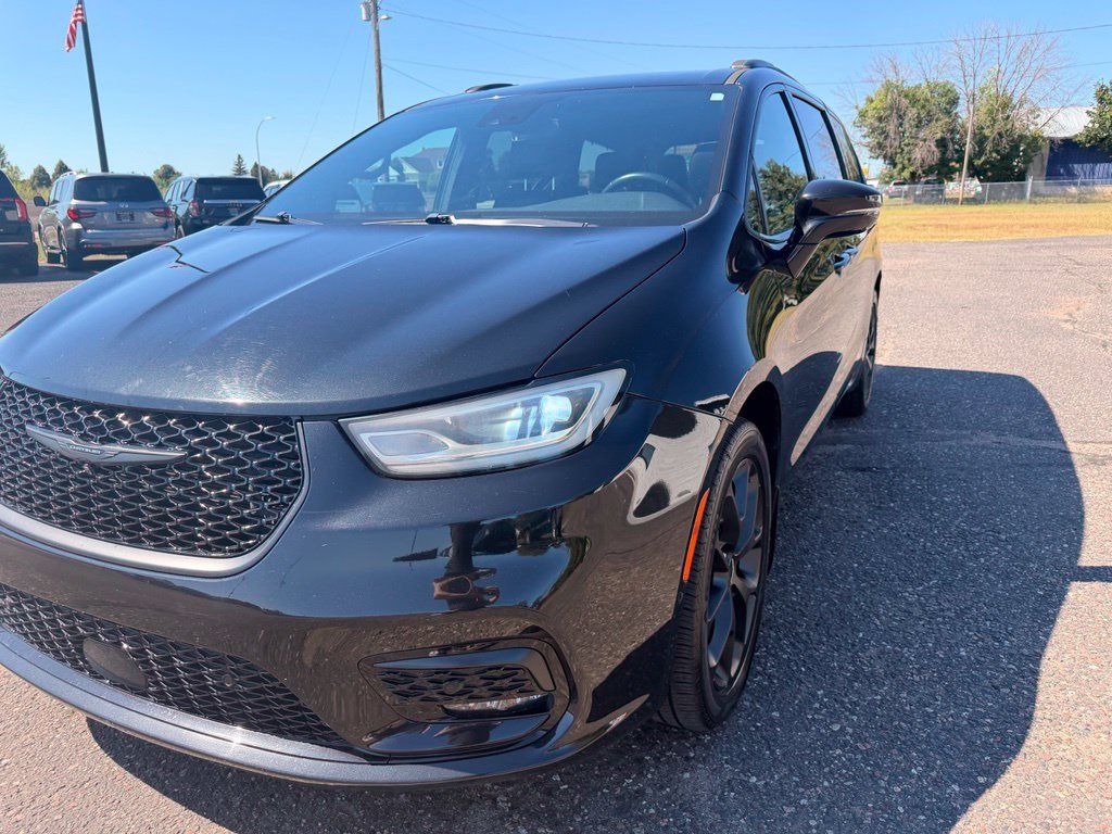 Used 2021 Chrysler Pacifica Touring-L w/ Uconnect Theater Family Group AWD/4WD image 15