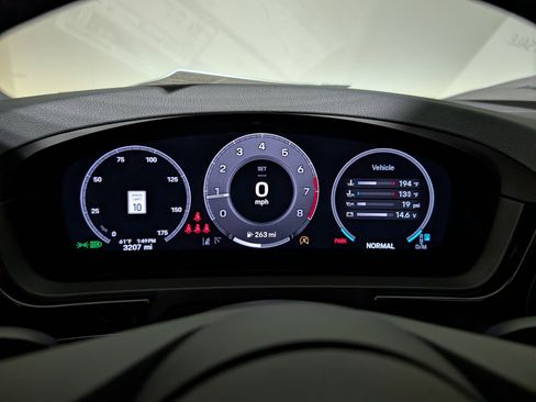 Used 2025 Porsche Cayenne image 31