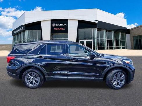 Used 2022 Ford Explorer XLT w/ Equipment Group 202A AWD/4WD image 9