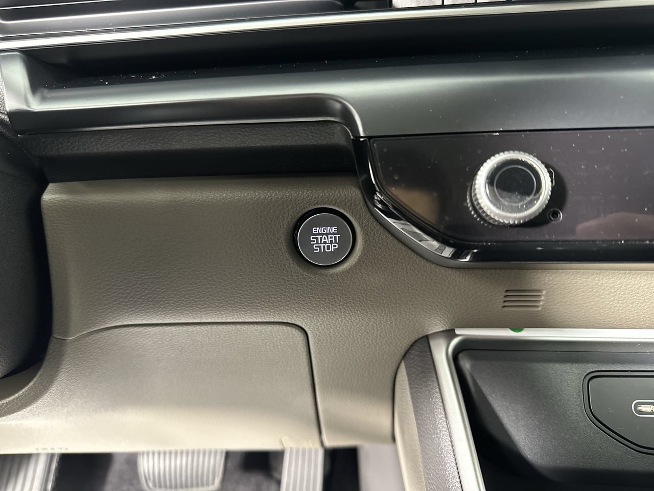 Certified 2026 Kia Carnival FWD image 8