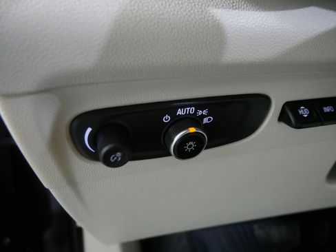 Used 2021 Buick Envision Avenir w/ Technology Package II image 21