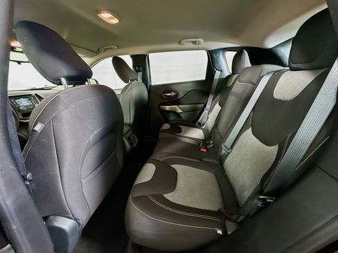 Used 2017 Jeep Cherokee Sport image 24