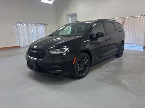 New 2026 Chrysler Pacifica Select image 4