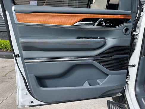 Used 2022 Jeep Grand Wagoneer Series III image 19