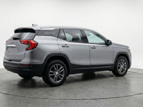 Used 2024 GMC Terrain SLT AWD/4WD image 9