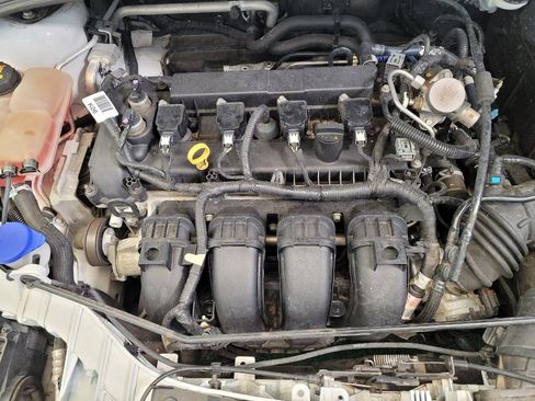 Used 2016 Ford Focus SE w/ SE Cold Weather Package FWD image 30