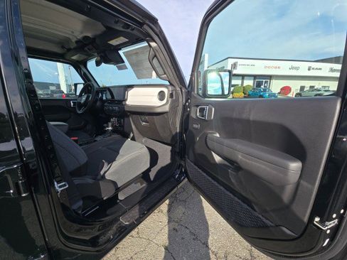 New 2025 Jeep Gladiator Sport image 10