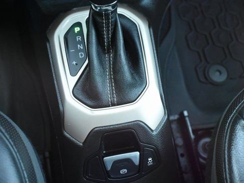 Used 2017 Jeep Renegade Limited image 27