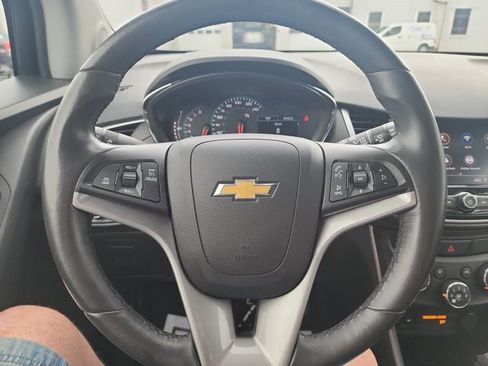 Used 2022 Chevrolet Trax LT w/ LT Convenience Package image 19