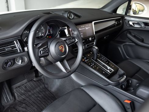 Certified 2026 Porsche Macan AWD/4WD image 4