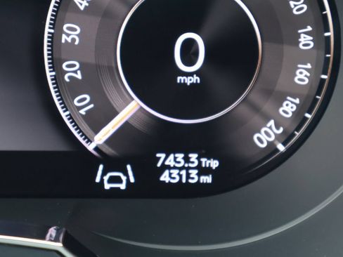 Used 2025 Bentley Bentayga Extended Wheelbase AWD/4WD image 29
