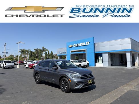 Used 2024 Volkswagen Tiguan SE FWD image 1