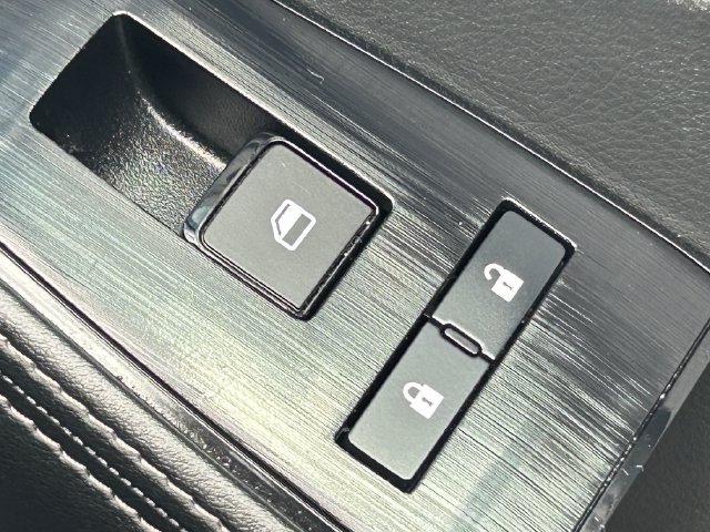 Used 2025 Nissan Rogue SV AWD/4WD image 36