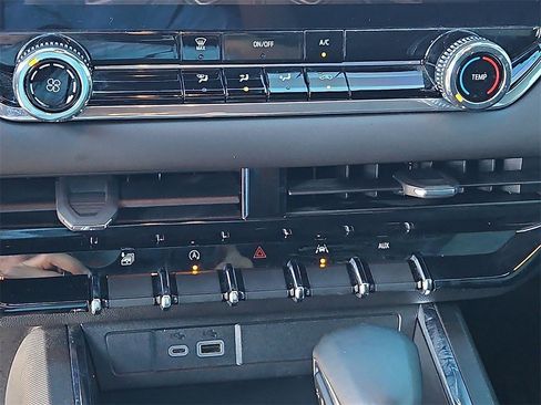 Used 2024 GMC Canyon Elevation image 27