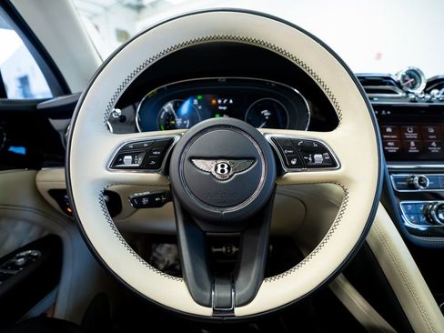 Used 2021 Bentley Bentayga Plug-In Hybrid image 36
