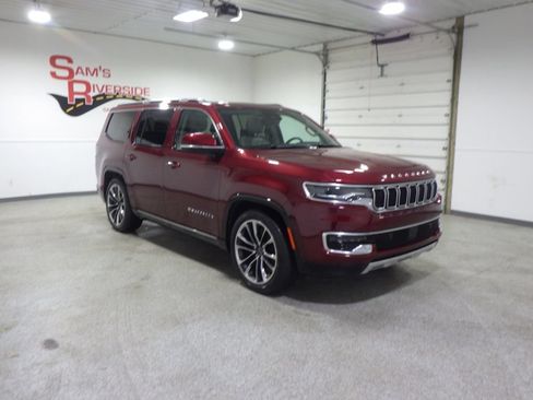Used 2022 Jeep Wagoneer Series III w/ Premium Group I AWD/4WD image 5