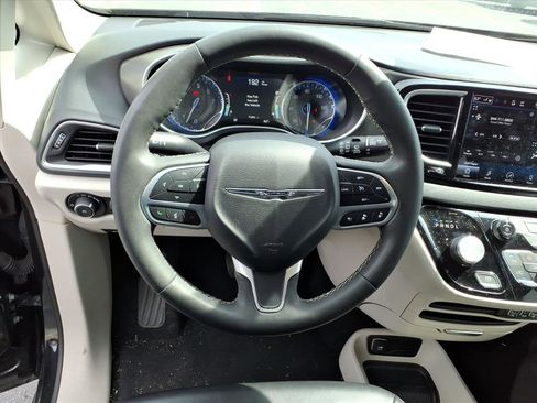 Used 2023 Chrysler Pacifica Touring-L image 8