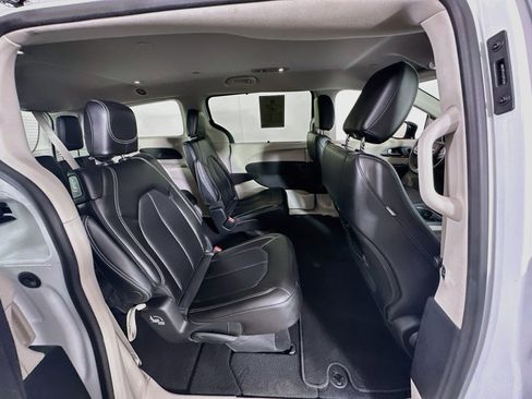 Used 2024 Chrysler Pacifica Touring-L FWD image 28
