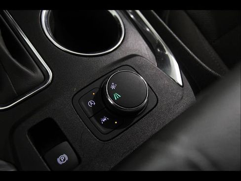 Used 2023 Chevrolet Traverse LT FWD image 17