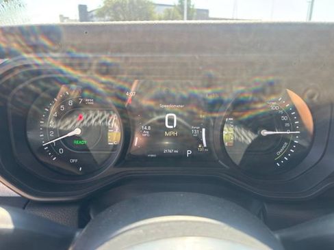 Used 2025 Jeep Wrangler Unlimited Sahara AWD/4WD image 17
