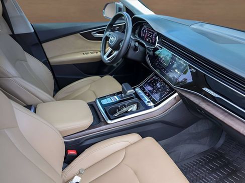 Used 2019 Audi Q8 Prestige w/ Luxury Package AWD/4WD image 29