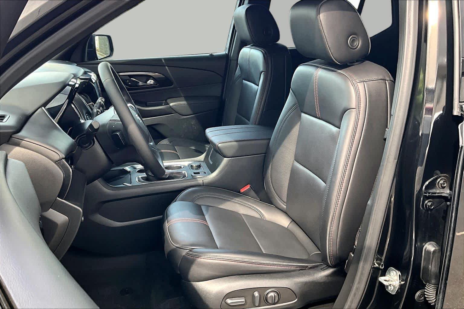Used 2023 Chevrolet Traverse RS FWD image 8