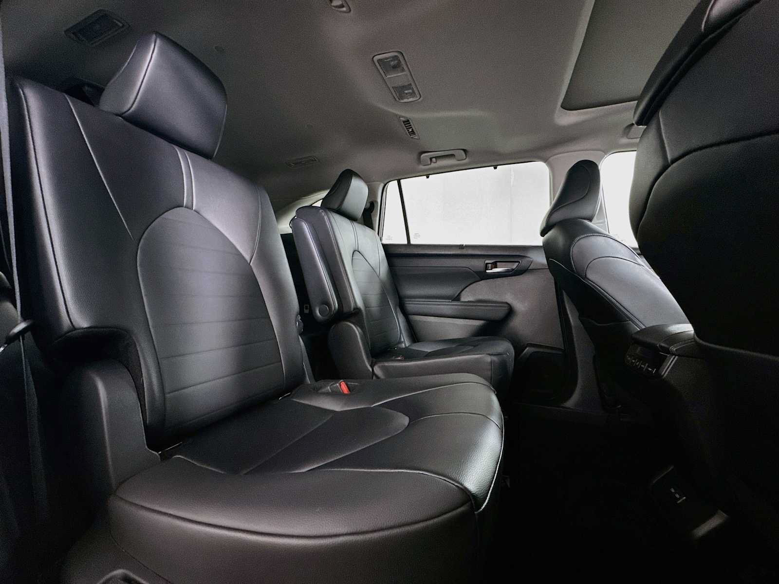 Used 2024 Toyota Highlander XLE FWD image 26