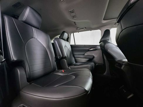 Used 2024 Toyota Highlander XLE FWD image 26