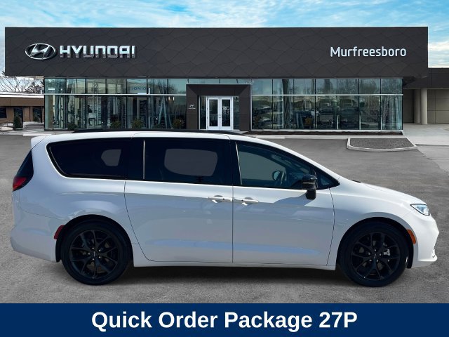Used 2025 Chrysler Pacifica Limited FWD image 4