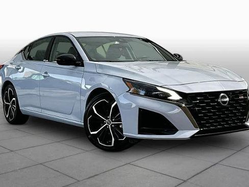 Certified 2024 Nissan Altima 2.5 SR FWD image 3