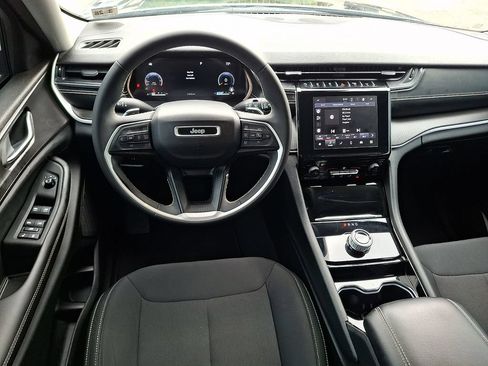 Used 2023 Jeep Grand Cherokee Laredo AWD/4WD image 2
