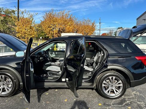 Used 2021 Ford Explorer XLT w/ Equipment Group 202A image 8