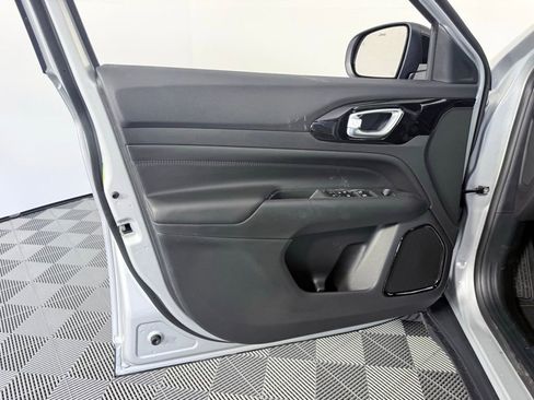 New 2026 Jeep Compass Latitude image 9